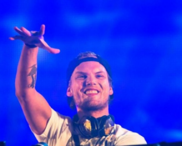 Morre DJ e Produtor Avicii, aos 28 anos Morre DJ e Produtor Avicii, aos 28 anos