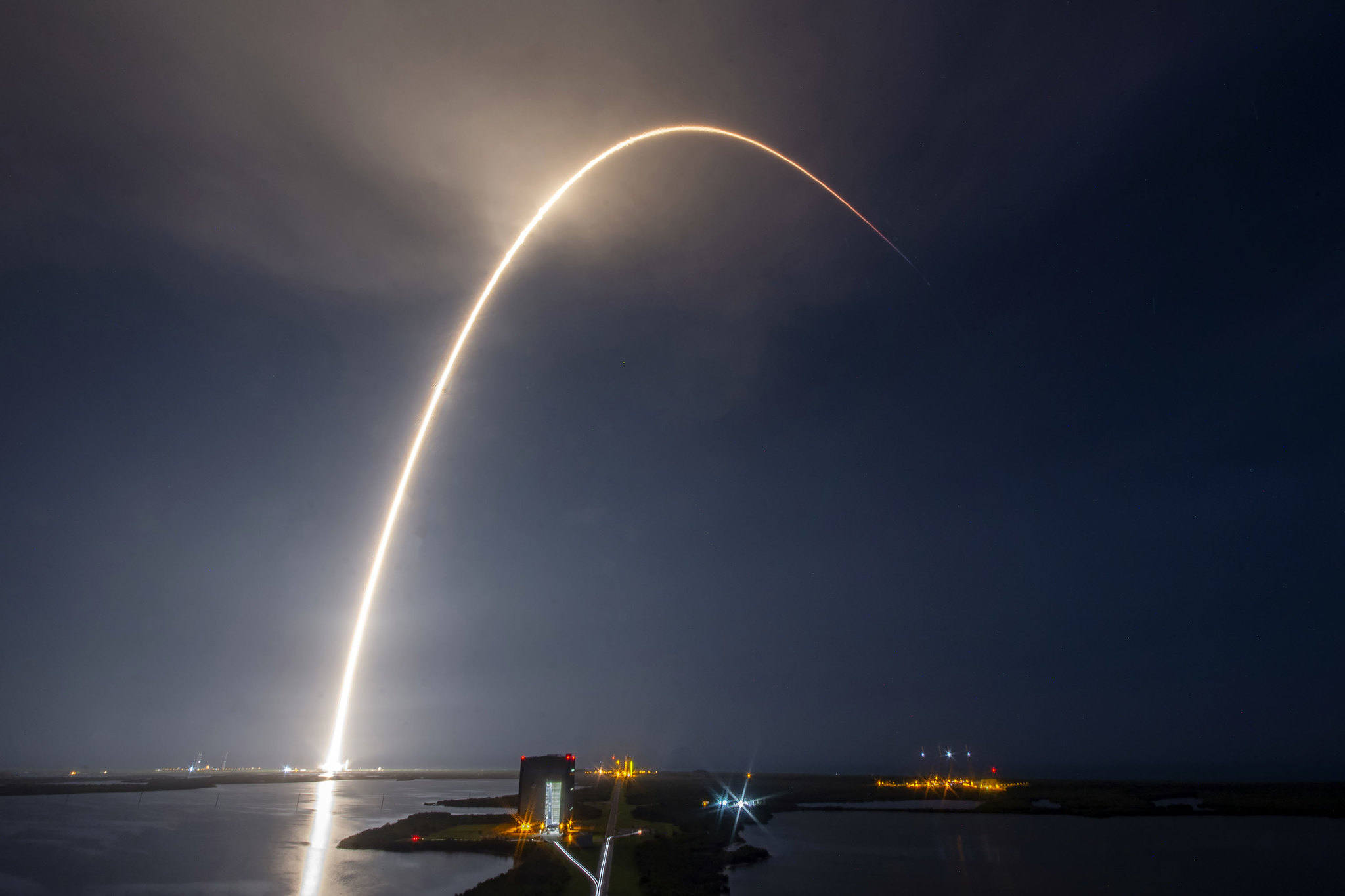 Elon Musk posta no Twitter um curioso vídeo de navio capturando partes do Falcon 9