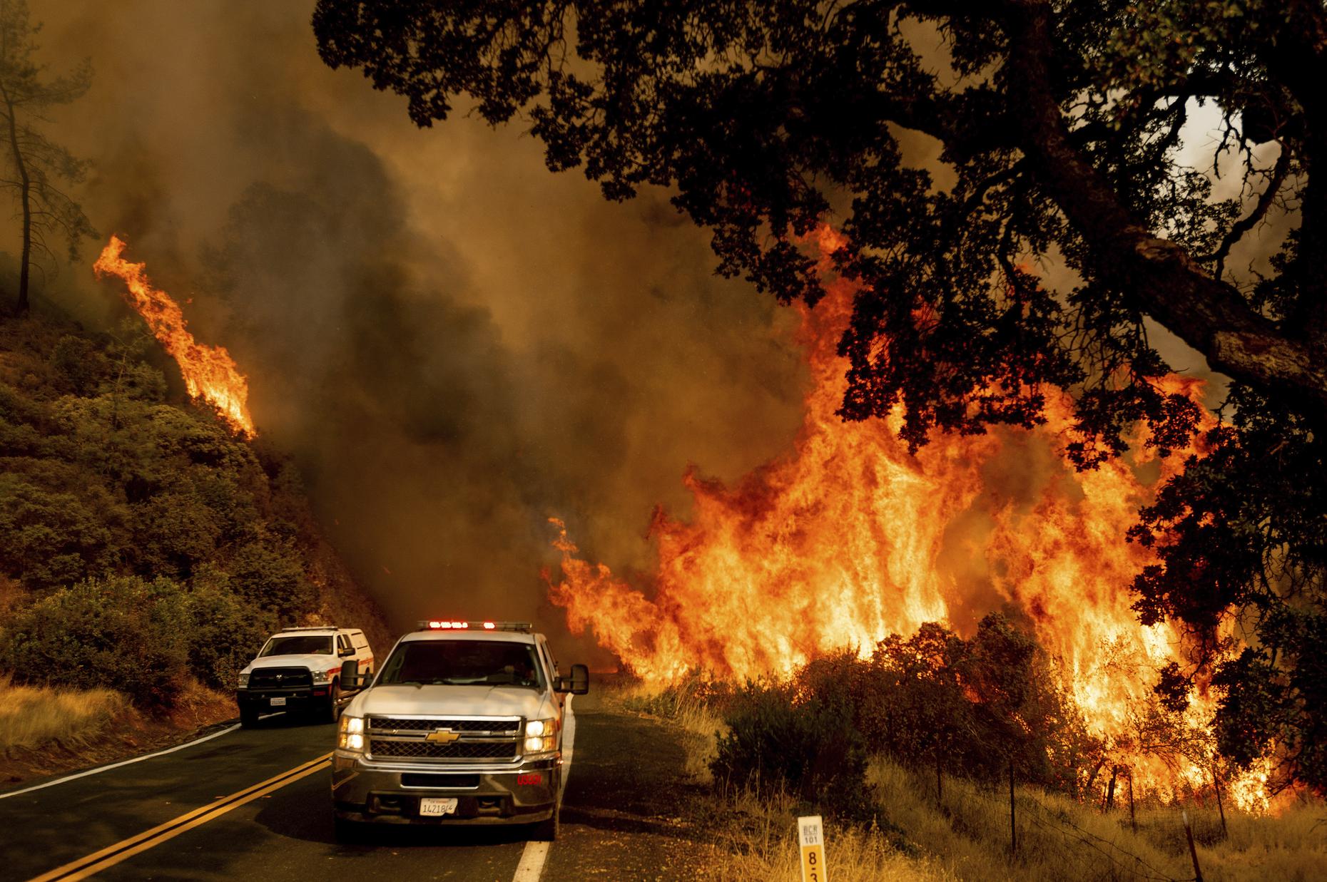 Um triste homem perde para incêndio a casa que levou 30 anos para ficar pronta