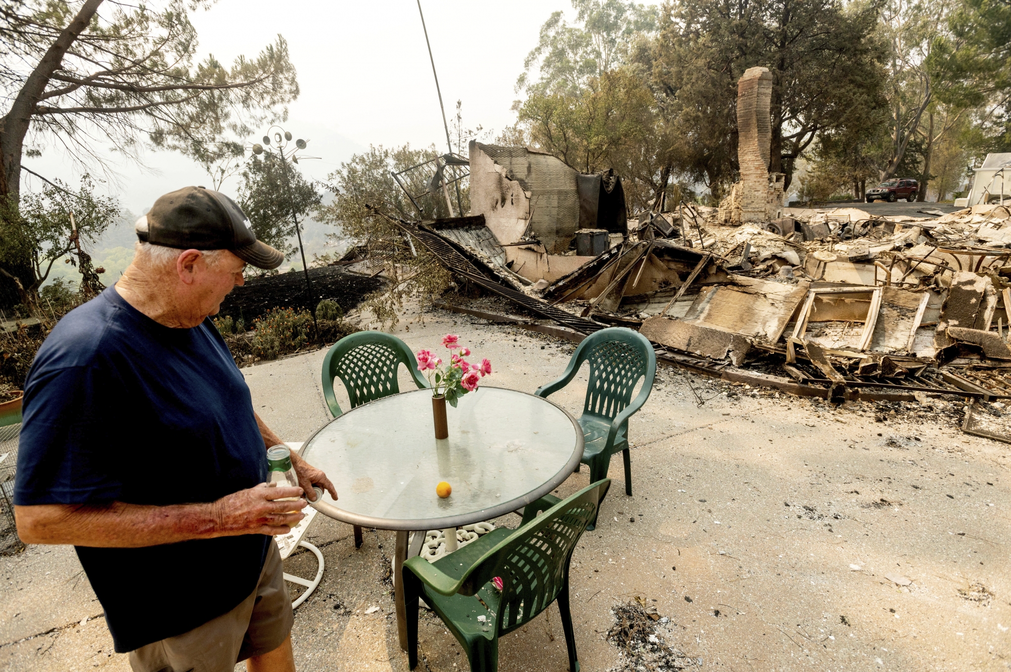 Um triste homem perde para incêndio a casa que levou 30 anos para ficar pronta