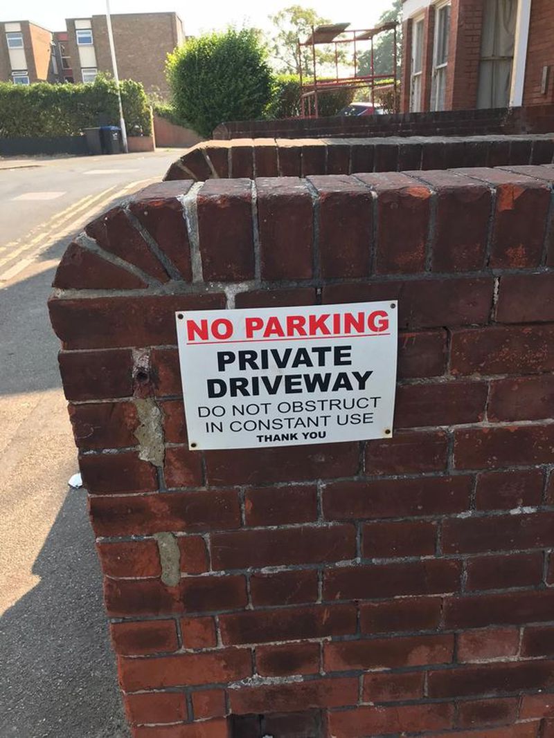 Britânico encontra solução criativa contra vizinhos que insistem em ocupar sua vaga de estacionamento