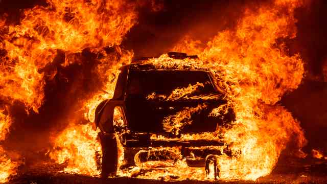 Homem apaga incêndio na California com cerveja