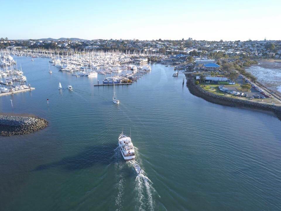 Dois homens morrem depois que o barco em que estavam pescando virou no meio do mar