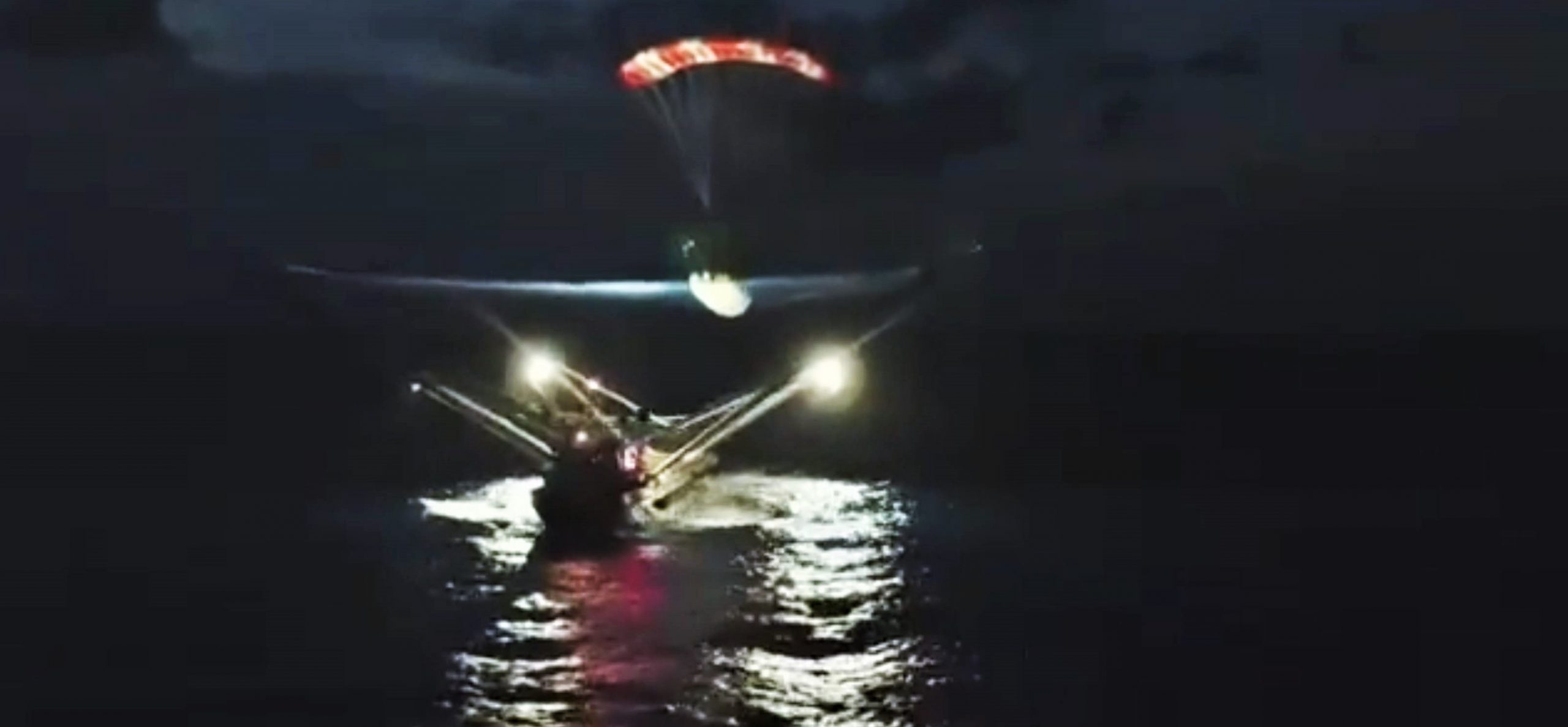 Elon Musk posta no Twitter um curioso vídeo de navio capturando partes do Falcon 9