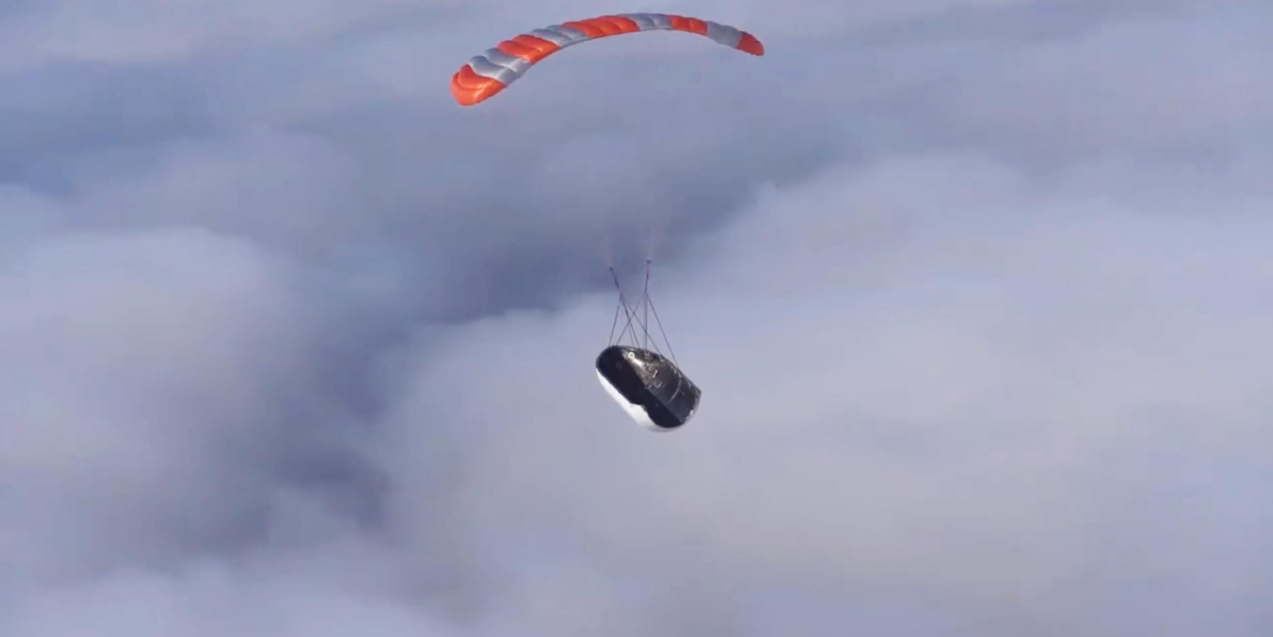 Elon Musk posta no Twitter um curioso vídeo de navio capturando partes do Falcon 9