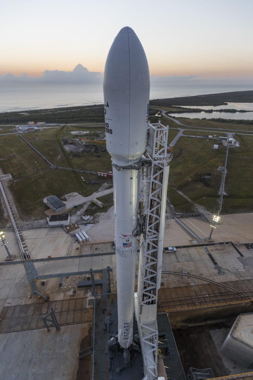 Elon Musk posta no Twitter um curioso vídeo de navio capturando partes do Falcon 9