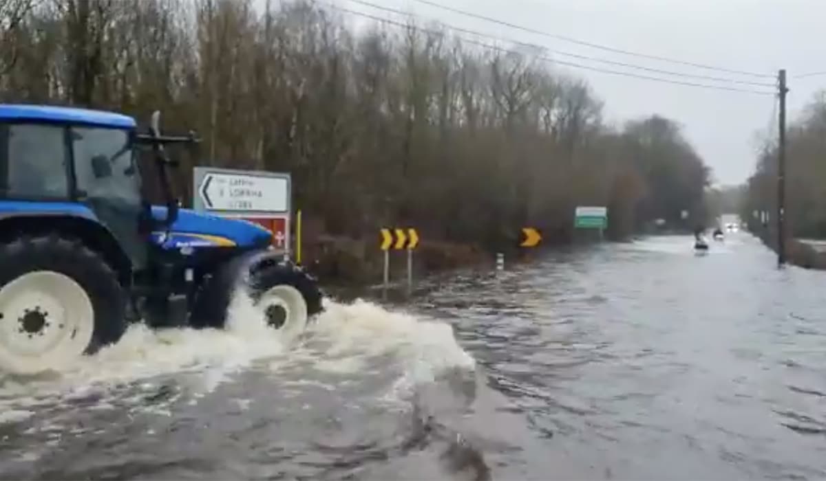 Após inundações causadas por tempestade irlandeses andam de jet skis pelas ruas