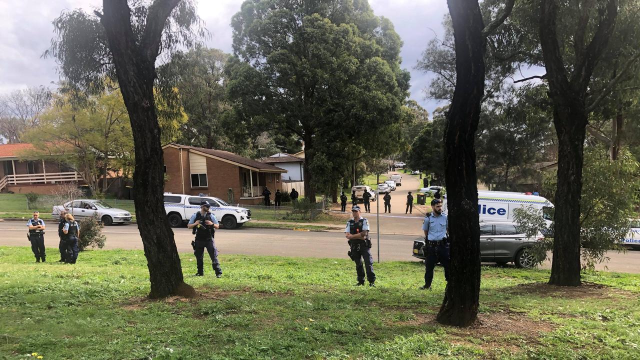 Polícia australiana faz 4 horas de cerco para prender dois jovens infratores