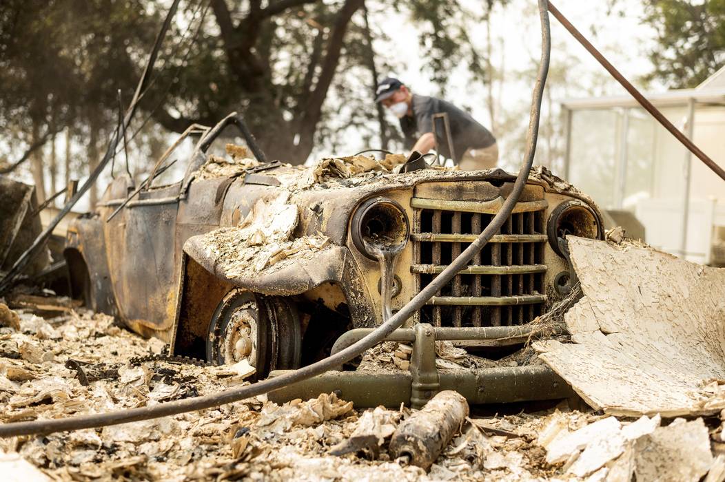 Um triste homem perde para incêndio a casa que levou 30 anos para ficar pronta