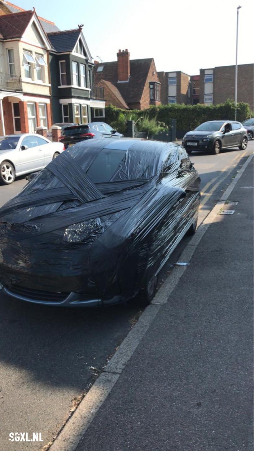 Britânico encontra solução criativa contra vizinhos que insistem em ocupar sua vaga de estacionamento