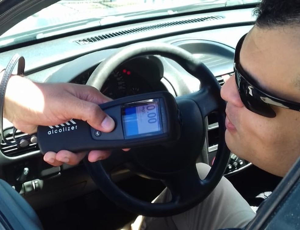 Australiano é pego dirigindo bêbado em alta velocidade e desrespeitando o isolamento