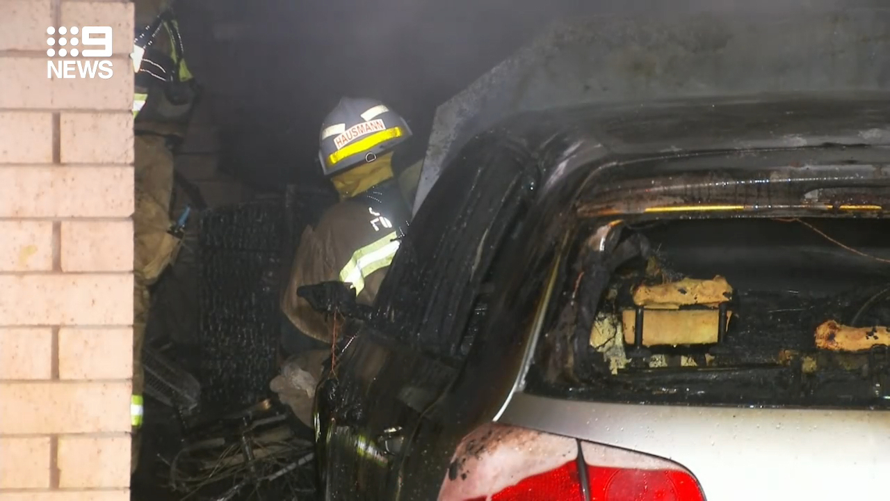 Três incêndios suspeitos em uma noite destroem casas e carros no subúrbio de Brisbane
