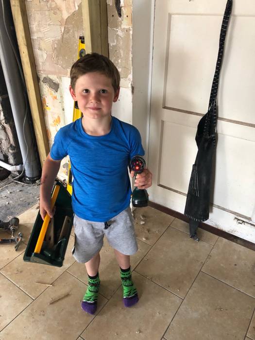 Garoto de 7 anos recebe seu primeiro salários após ajudar construtores
