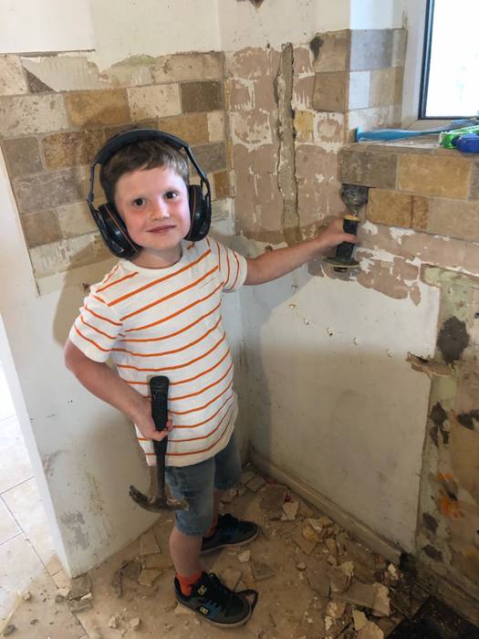 Garoto de 7 anos recebe seu primeiro salários após ajudar construtores