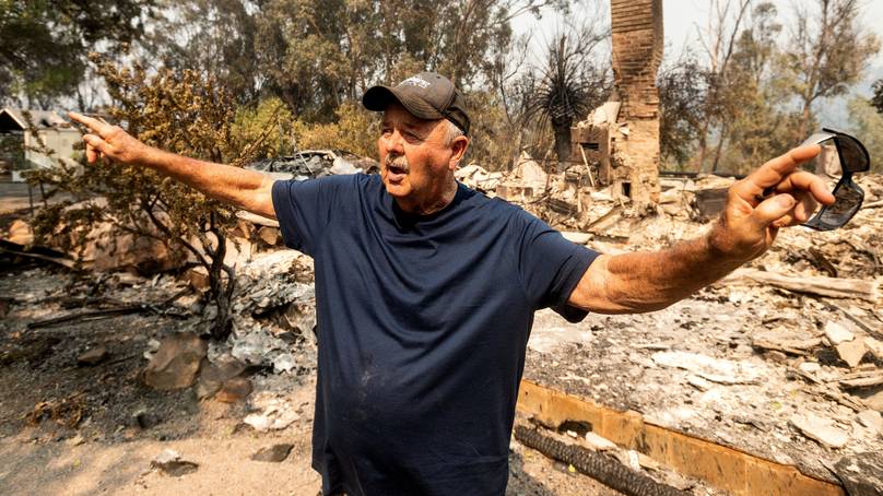 Um triste homem perde para incêndio a casa que levou 30 anos para ficar pronta
