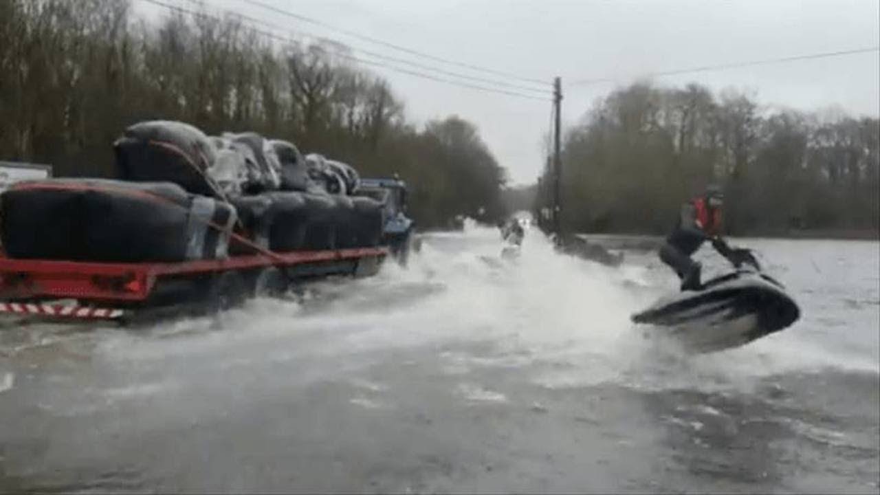 Após inundações causadas por tempestade irlandeses andam de jet skis pelas ruas