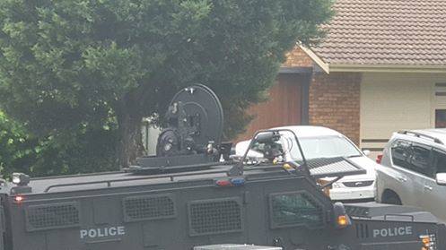 Polícia australiana faz 4 horas de cerco para prender dois jovens infratores