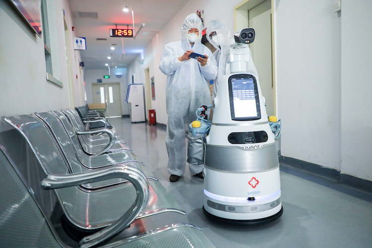 Robôs são usados para atendimento ao coronavírus em hospitais lotados