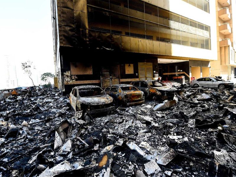 Arranha-céu é atingido por grande incêndio nos Emirados Árabes