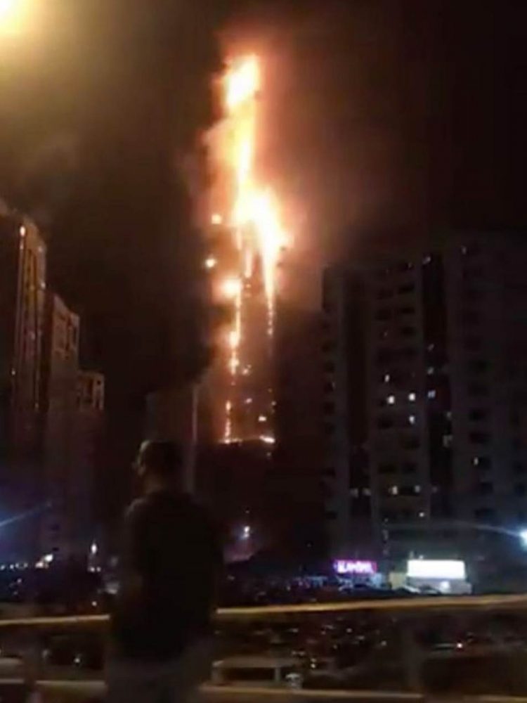 Arranha-céu é atingido por grande incêndio nos Emirados Árabes