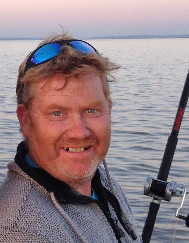 Pescador fisga 'o maior tubarão já capturado com vara em águas britânicas'
