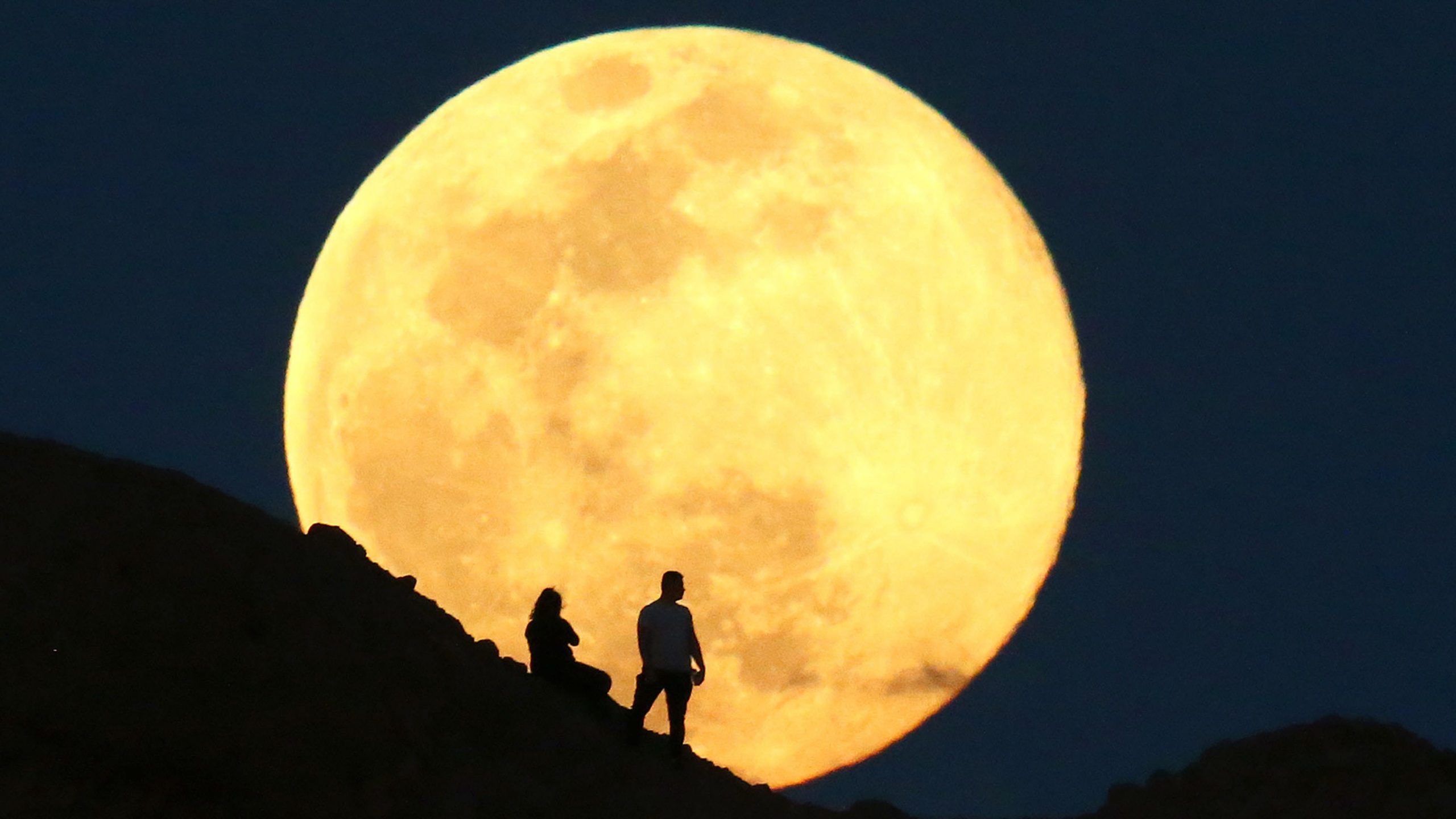 Reino Unido presencia o espetáculo da Lua de Milho