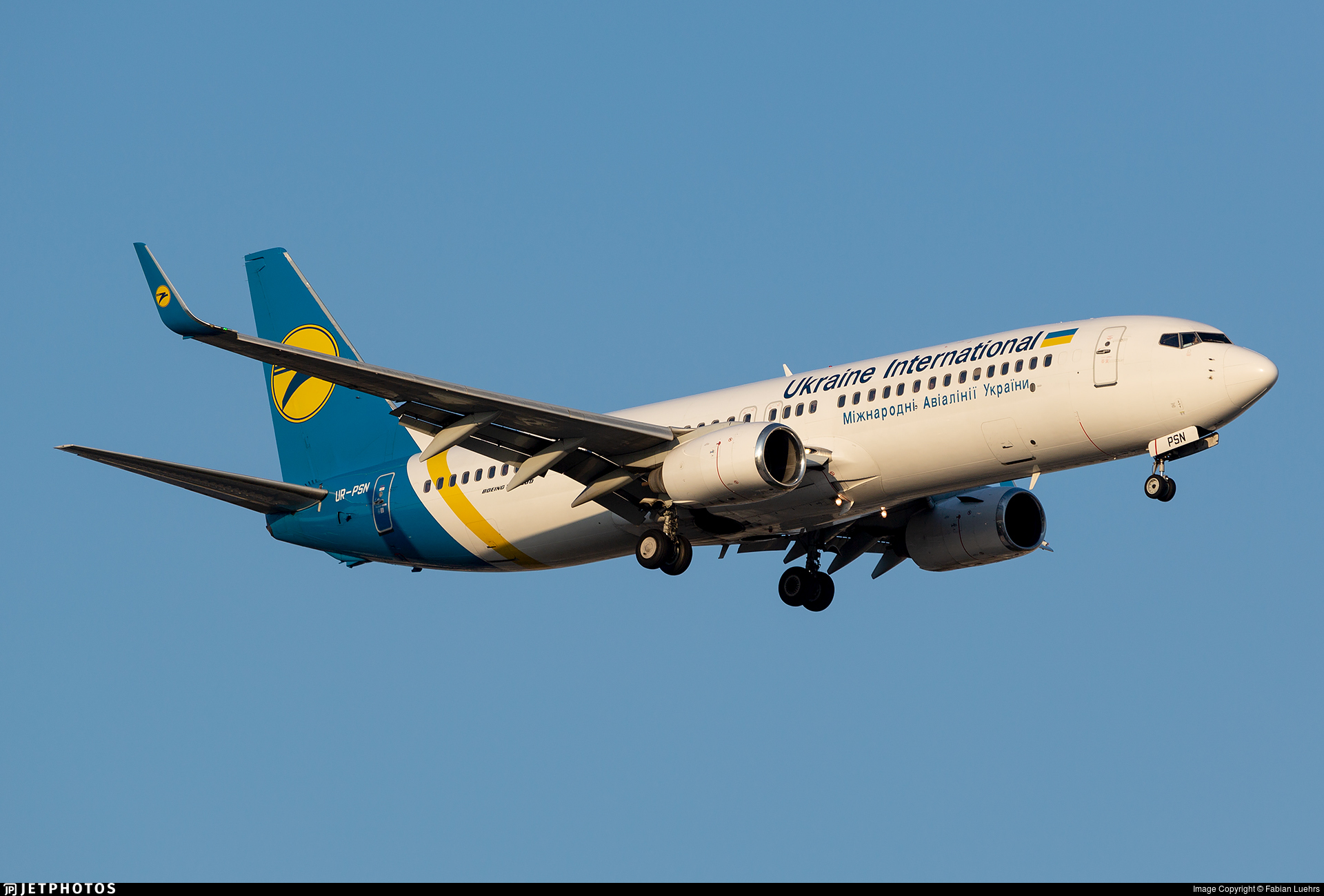 Mulher caminha pela asa do avião depois de reclamar de calor