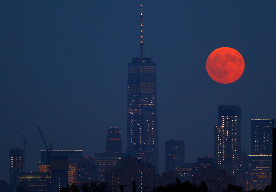 Reino Unido presencia o espetáculo da Lua de Milho