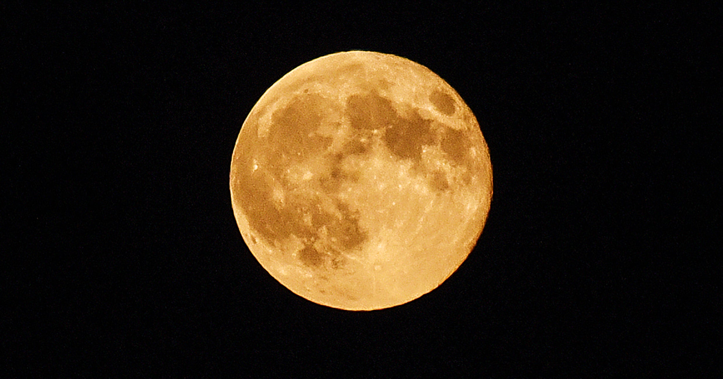 Reino Unido presencia o espetáculo da Lua de Milho