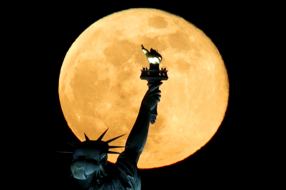 Reino Unido presencia o espetáculo da Lua de Milho