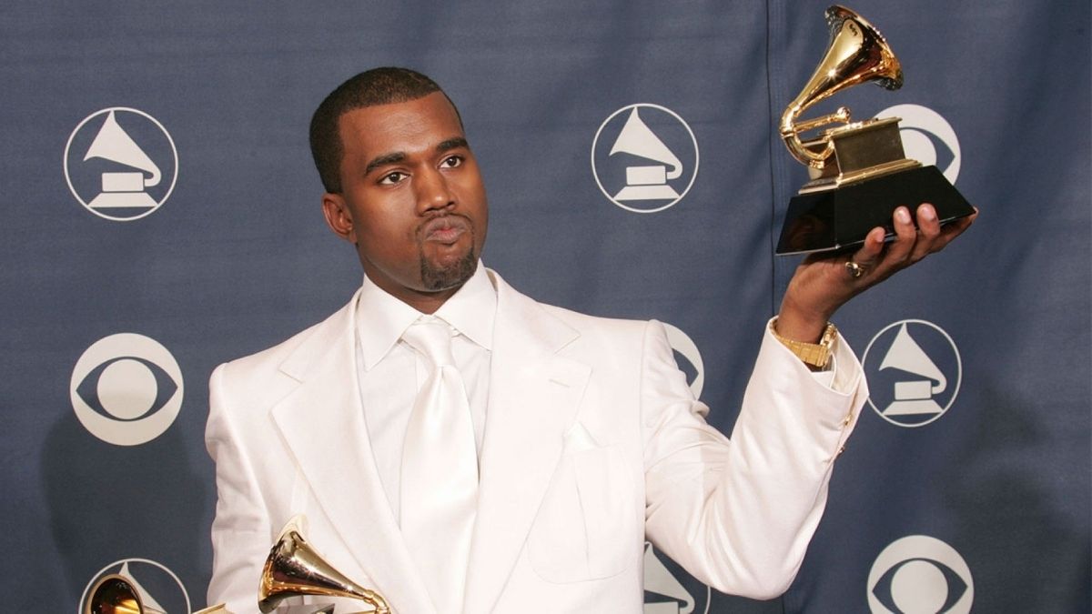 Kanye West urina no Grammy em vídeo