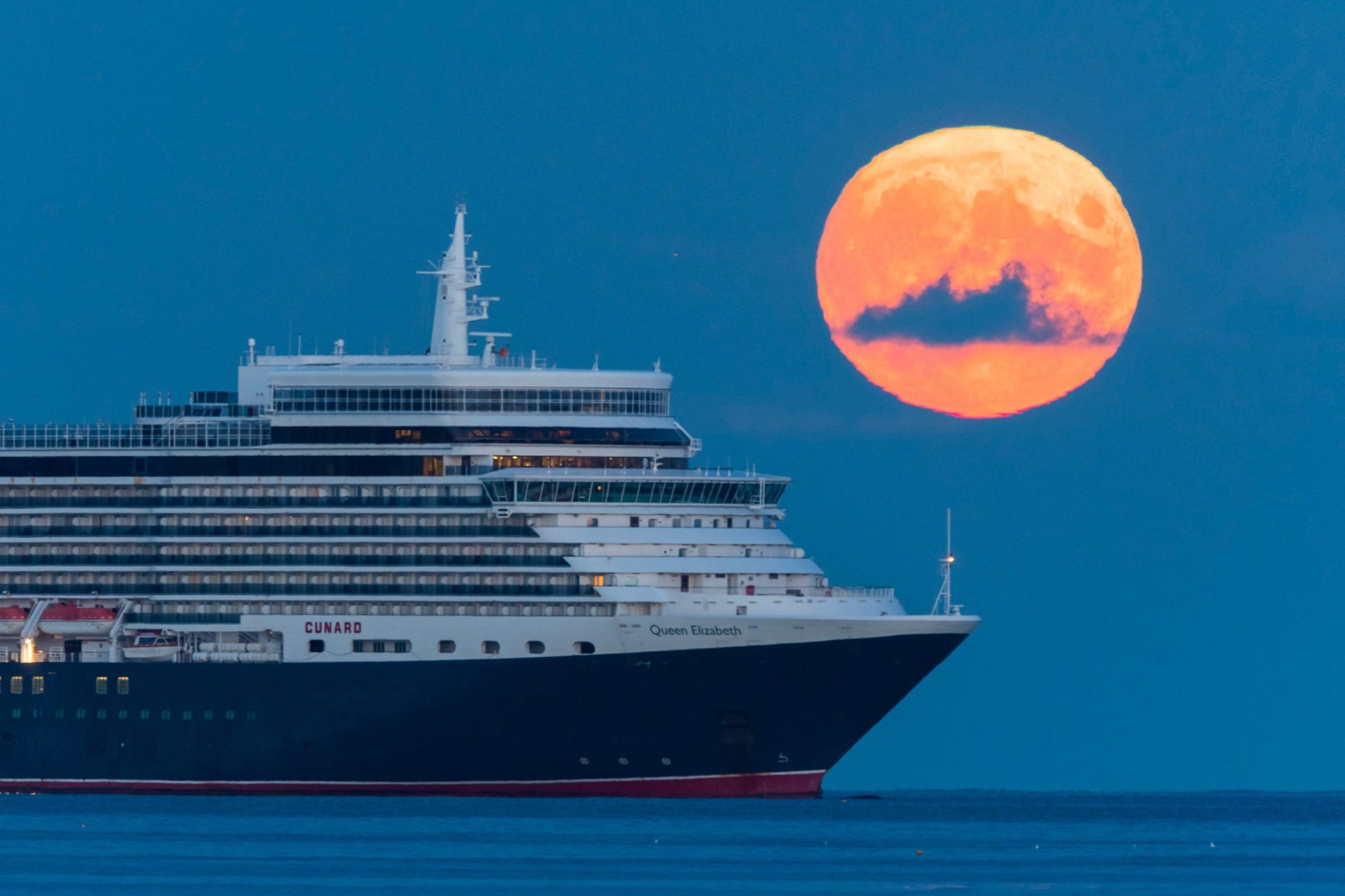 Reino Unido presencia o espetáculo da Lua de Milho