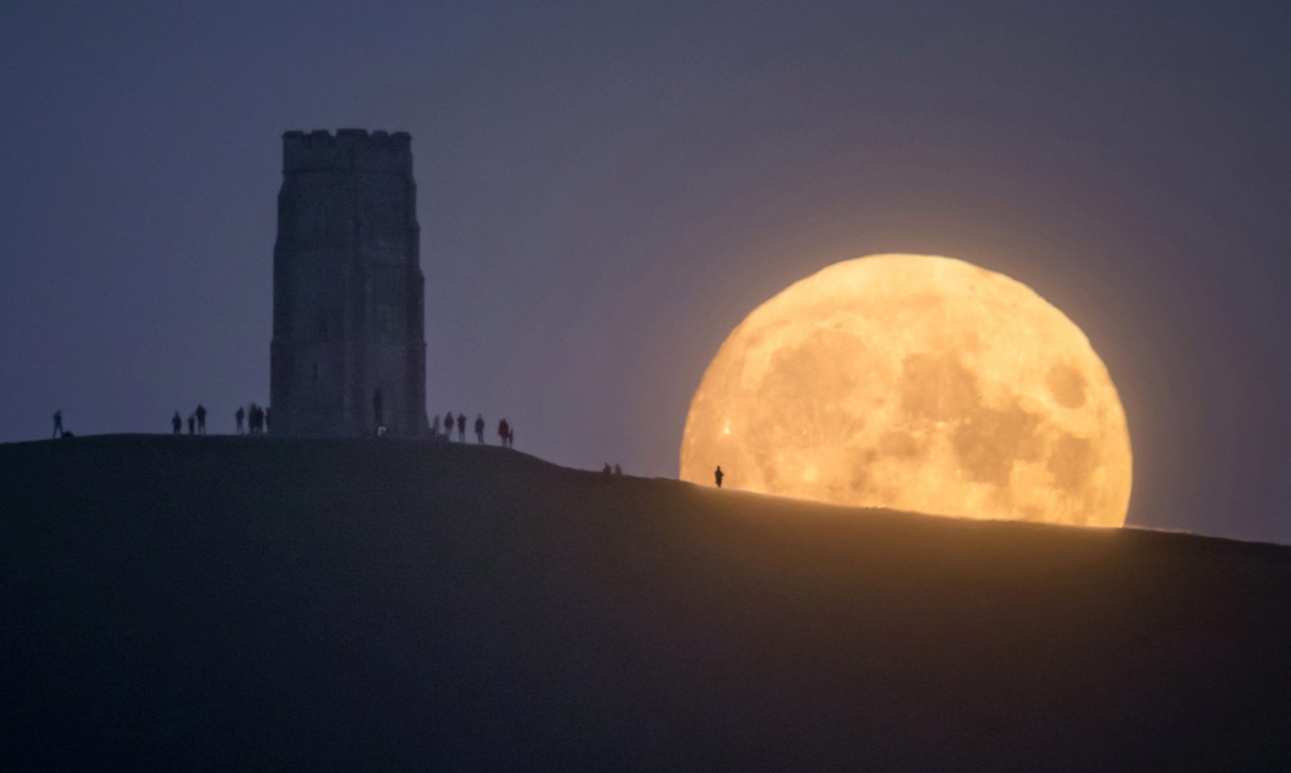 Reino Unido presencia o espetáculo da Lua de Milho