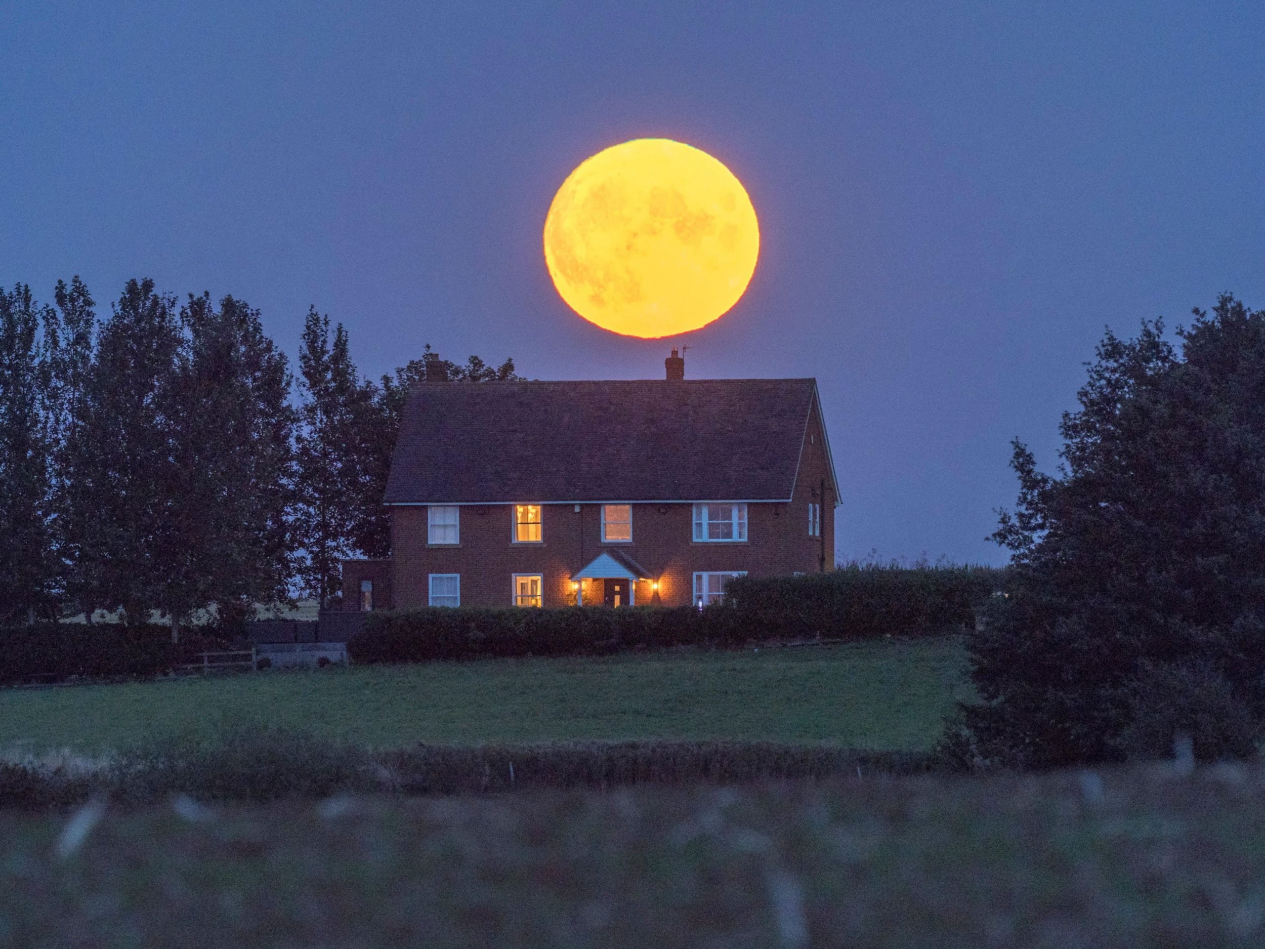 Reino Unido presencia o espetáculo da Lua de Milho