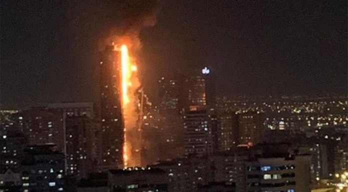 Arranha-céu é atingido por grande incêndio nos Emirados Árabes