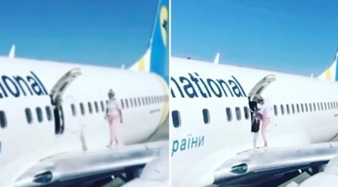 Mulher caminha pela asa do avião depois de reclamar de calor