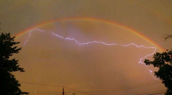 Fotógrafos do Reino Unido capturam relâmpagos e arco-íris ao mesmo tempo