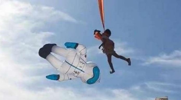 Garotinha é arrastada no ar por uma pipa gigante