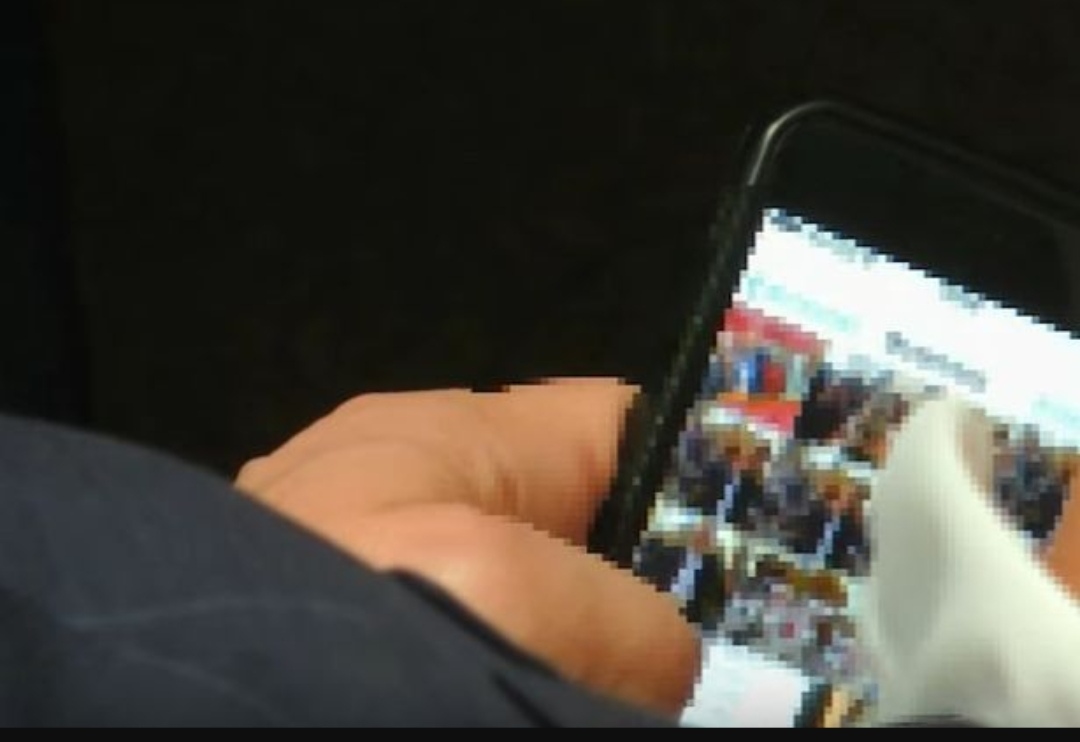 Parlamentar tailandês é pego assistindo pornografia no parlamento