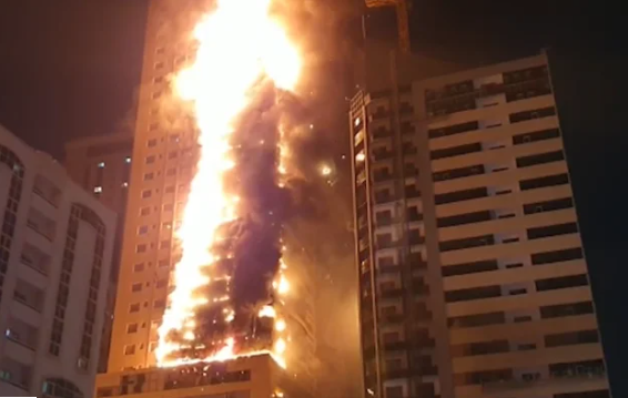 Arranha-céu é atingido por grande incêndio nos Emirados Árabes