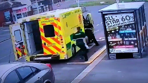 Homem tenta roubar ambulância enquanto paramédicos tratavam uma vítima em seu interior