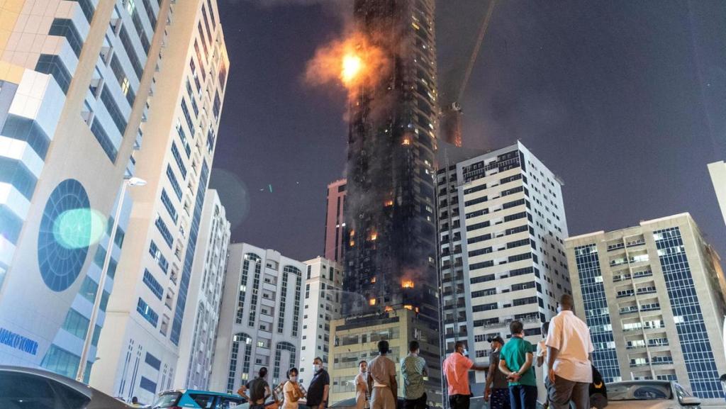 Arranha-céu é atingido por grande incêndio nos Emirados Árabes