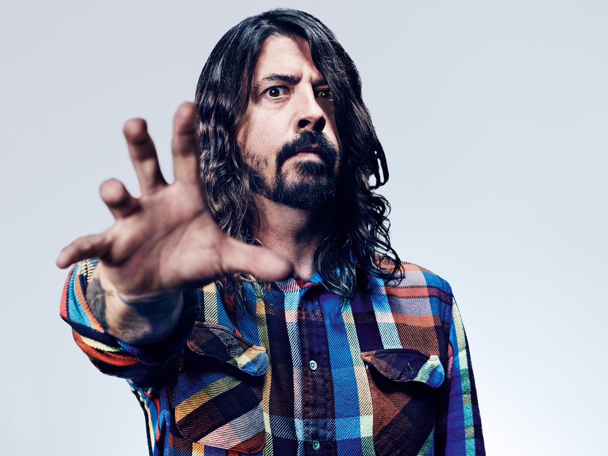 O astro Dave Grohl faz um video sensacional para a garotinha que o desafiou