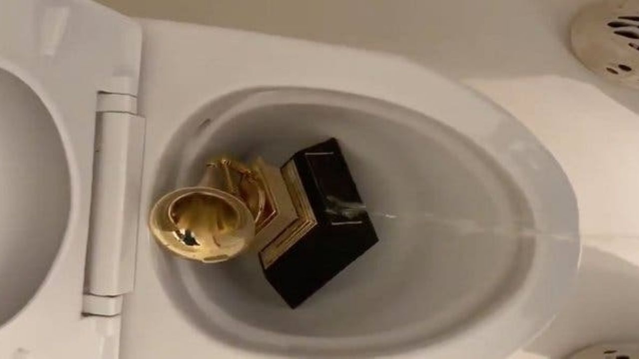 Kanye West urina no Grammy em vídeo