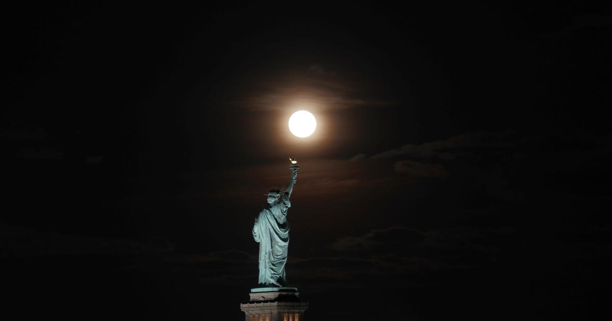 Reino Unido presencia o espetáculo da Lua de Milho