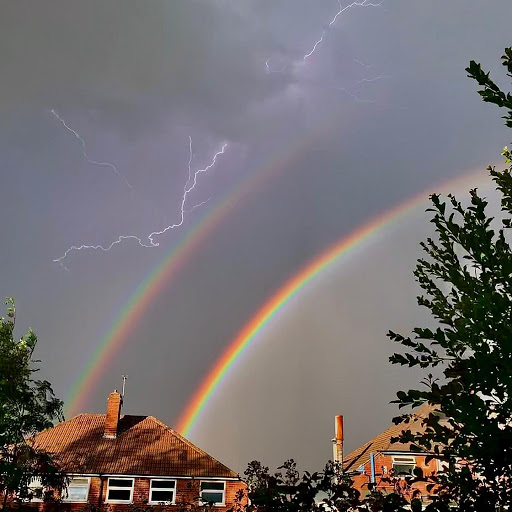 Fotógrafos do Reino Unido capturam relâmpagos e arco-íris ao mesmo tempo