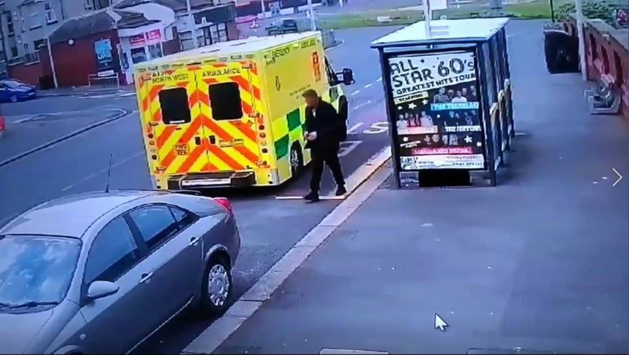 Homem tenta roubar ambulância enquanto paramédicos tratavam uma vítima em seu interior