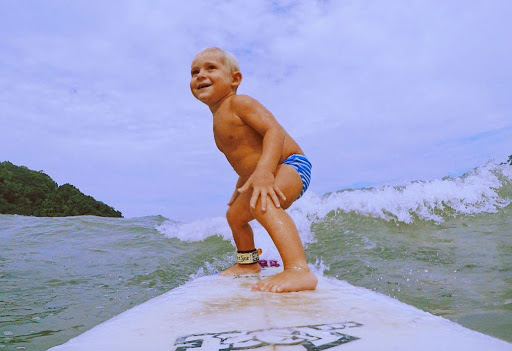 Garotinho aprende sozinho a surfar aos dois anos de idade