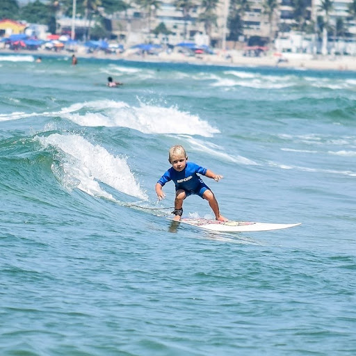 Garotinho aprende sozinho a surfar aos dois anos de idade