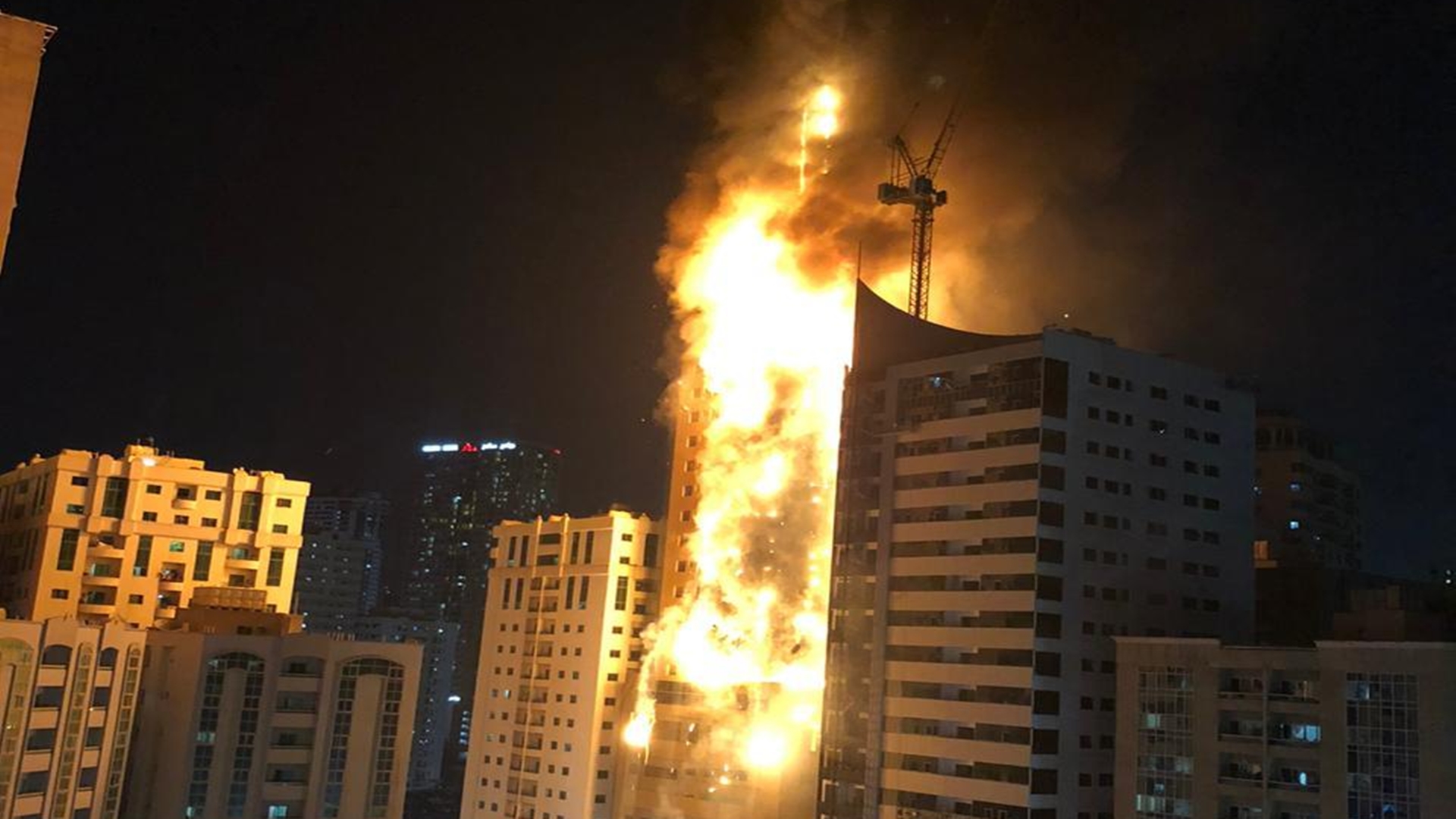 Arranha-céu é atingido por grande incêndio nos Emirados Árabes